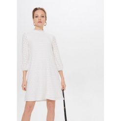 Ażurowa sukienka mini - Biały. Białe sukienki damskie Mohito, s, bez wzorów, bez kołnierzyka, bez rękawów, mini. Za 159,99 zł.