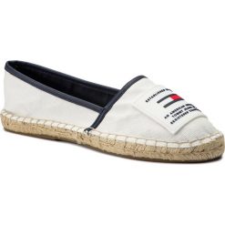 Espadryle TOMMY JEANS - Rubber Patch Espadrille EN0EN00527 White 100. Białe espadryle damskie Tommy Jeans, bez wzorów, z jeansu, bez obcasa, na płaskiej podeszwie. W wyprzedaży za 209,00 zł.