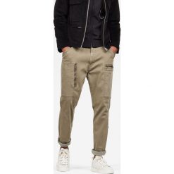 G-Star Raw - Spodnie. Spodnie męskie G-Star RAW, na co dzień, bez wzorów, z bawełny, retro. W wyprzedaży za 429,90 zł.