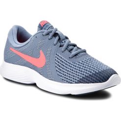 Buty NIKE - Revolution 4 (GS) 943309 400 Ashen Slate/Flash Crimson. Niebieskie buty do biegania damskie Nike, z materiału, nike revolution. W wyprzedaży za 169,00 zł.