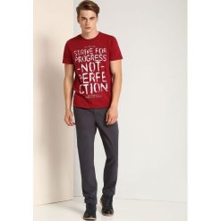 T-shirt krótki rękaw męski z nadrukiem. Czerwone t-shirty męskie Top Secret, na zimę, xl, z nadrukiem, z bawełny, z okrągłym kołnierzem, krótkie. W wyprzedaży za 29,99 zł.