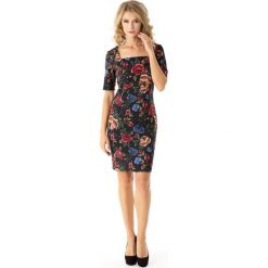 Dopasowana sukienka w kwiaty z kwadratowo wyciętym dekoltem. Czarne sukienki damskie Made in Poland, xl, w kwiaty, z elastanu, bez kołnierzyka, bez rękawów, dopasowane. Za 239,00 zł.