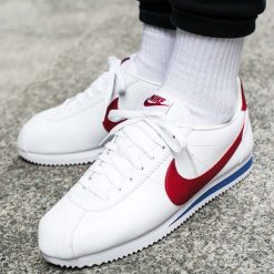 Buty Nike Classic Cortez Leather "Forrest Gump" (749571-154). Czerwone buty sportowe męskie Nike, ze skóry, bez zapięcia. Za 319,99 zł.