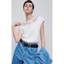 T-shirt z haftowanym wzorem - Kremowy. Białe t-shirty damskie Reserved, xl, z haftami, bez kołnierzyka. W wyprzedaży za 19,99 zł.