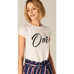 Koszulka z napisem - Biały. Białe t-shirty damskie marki Mohito, s, z napisami. Za 39,99 zł.