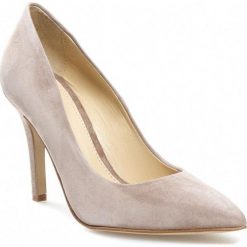 Szpilki SOLO FEMME - 34201-11-D15/000-04-00 Beżowy. Brązowe szpilki zamszowe Solo Femme, bez wzorów, bez obcasa, na obcasie, bez zapięcia. W wyprzedaży za 179,00 zł.