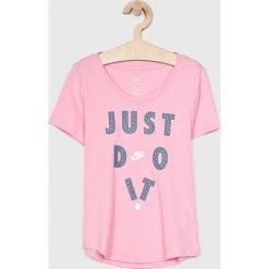 Nike Kids - Top dziecięcy 122-166 cm. Białe bluzki dziewczęce Nike Kids, z nadrukiem, z bawełny, z okrągłym kołnierzem, z krótkim rękawem, krótkie, bez kaptura. W wyprzedaży za 59,90 zł.