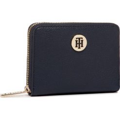 Duży Portfel Damski TOMMY HILFIGER - Th Core Med Za AW0AW08012 CJM. Niebieskie portfele damskie TOMMY HILFIGER, bez wzorów, ze skóry ekologicznej. W wyprzedaży za 219,00 zł.