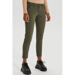 Jeansy chino - Zielony. Zielone jeansy damskie Cropp. Za 89,99 zł.