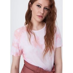 Koszulka tie dye -. Koszulki damskie Sinsay, s, bez wzorów, bez kołnierzyka, bez rękawów. W wyprzedaży za 15,99 zł.