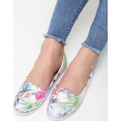 Białe Balerinki Blossomy. Białe baleriny damskie Born2be, bez wzorów, ze skóry, bez obcasa, na płaskiej podeszwie. Za 59,99 zł.