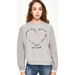 Bluza z aplikacją - Jasny szar. Szare bluzy damskie Sinsay, s, z aplikacjami, bez rękawów, bez kaptura. W wyprzedaży za 19,99 zł.