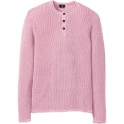 Sweter z plisą guzikową bonprix jasnoróżowy. Różowe swetry męskie bonprix, s, bez wzorów, z okrągłym kołnierzem, bez kaptura. Za 44,99 zł.