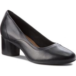 Półbuty CLARKS - Un Cosmo Step 261354464 Black Leather. Czarne półbuty damskie Clarks, bez wzorów, ze skóry, bez obcasa, na obcasie, bez zapięcia. W wyprzedaży za 249,00 zł.