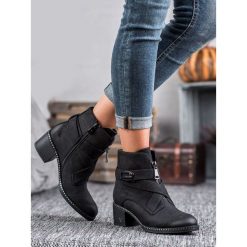 STYLOWE BOTKI NA SŁUPKU. Czarne botki damskie Vinceza, eleganckie, bez obcasa, na słupku, bez zapięcia. Za 164,90 zł.