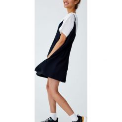 Sukienka jeansowa na ramiączkach. Czarne sukienki na komunię marki Pull&Bear, z jeansu, na ramiączkach. Za 99,90 zł.