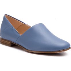 Półbuty CLARKS - Pure Tone 261396354 Mid Blue Leather. Niebieskie półbuty damskie Clarks, bez wzorów, ze skóry, bez obcasa, na obcasie, bez zapięcia. W wyprzedaży za 269,00 zł.
