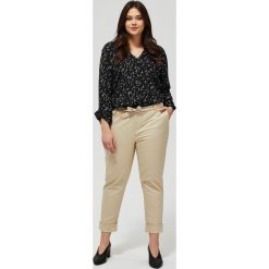 Spodnie typu chinos. Pomarańczowe spodnie damskie Moodo, z elastanu. Za 49,99 zł.