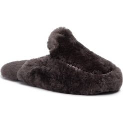 Kapcie EMU AUSTRALIA - Faraday W12057 Charcoal. Szare klapki damskie EMU Australia, bez wzorów, ze skóry, bez obcasa. Za 299,00 zł.
