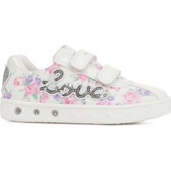 Sneakersy "Skylin" w kolorze białym. Białe trampki dziewczęce geox kids, z aplikacjami, z gumy, bez zapięcia. W wyprzedaży za 139,95 zł.