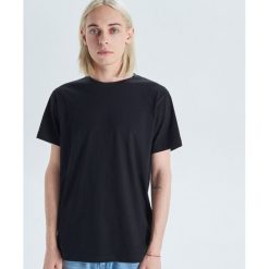 Gładka koszulka basic - Czarny. Czarne koszulki męskie marki Cropp, s, bez wzorów, bez kołnierzyka, bez rękawów. Za 29,99 zł.