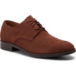 Półbuty CLARKS - Flow Plain 261419577 British Tan. Pomarańczowe półbuty męskie Clarks, na co dzień, bez wzorów, ze skóry, bez zapięcia. W wyprzedaży za 219,00 zł.