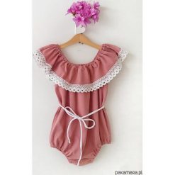 Body typu hiszpanka - old rose. Czerwone body niemowlęce Pakamera, w koronkowe wzory, z jersey, bez rękawów. Za 69,00 zł.