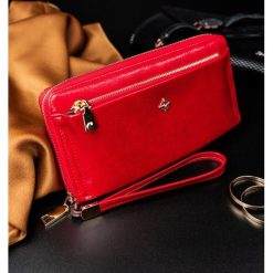Portfel damski na zamek czerwony Milano Design - Czerwony. Czerwone portfele damskie MILANO DESIGN, bez wzorów, ze skóry. Za 39,99 zł.