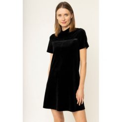 Sukienka codzienna Calvin Klein Jeans J20J212966. Czarne sukienki damskie Calvin Klein Jeans, na co dzień, xs, bez wzorów, z poliesteru, bez kołnierzyka, bez rękawów, proste. W wyprzedaży za 399,00 zł.