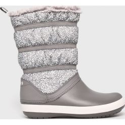 Crocs - Śniegowce. Szare klapki damskie Crocs, bez wzorów, z gumy, bez obcasa, na obcasie. W wyprzedaży za 199,90 zł.