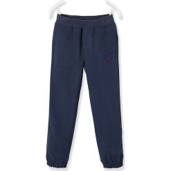 Spodnie w kolorze granatowym. Niebieskie spodnie niemowlęce Vertbaudet Boys & Co., z aplikacjami. W wyprzedaży za 42,95 zł.