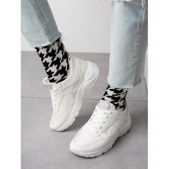 Białe buty sportowe sneakersy sznurowane casu wl-9. Białe buty dziewczęce sportowe Casu, bez wzorów, ze skóry ekologicznej, na sznurówki. Za 64,99 zł.