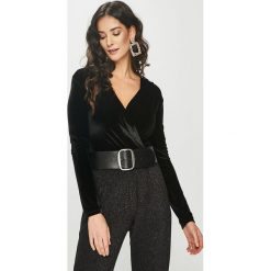Answear - Bluzka. Zielone bluzki damskie ANSWEAR, na co dzień, s, z haftami, z poliesteru, casualowe, bez kołnierzyka, bez rękawów. W wyprzedaży za 69,90 zł.