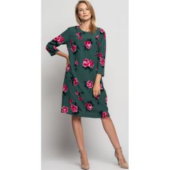 Sukienka w kwiatowy wzór z rękawkiem 3/4 BIALCON. Sukienki damskie BIALCON, na co dzień, bez wzorów, z wiskozy, eleganckie, bez kołnierzyka, bez rękawów. Za 315,00 zł.