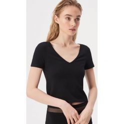 T-shirt z dekoltem w szpic - Czarny. Czarne t-shirty damskie Sinsay, s, bez wzorów, bez kołnierzyka. Za 19,99 zł.