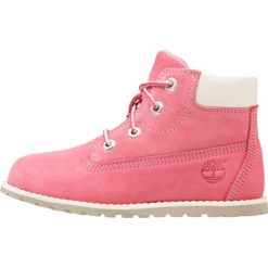 Timberland POKEY PINE 6IN Botki sznurowane pink. Czerwone buty zimowe damskie marki Timberland, z gumy, na sznurówki. W wyprzedaży za 271,20 zł.