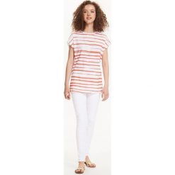 T-SHIRT DAMSKI ZE WZOREM W PASKI Z PRZODU. Białe t-shirty damskie TROLL, s, w paski, z bawełny, z okrągłym kołnierzem. W wyprzedaży za 14,99 zł.