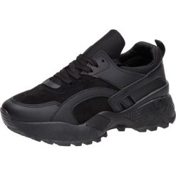 Czarne sportowe buty damskie McKeylor 14457. Czarne buty sportowe damskie McKeylor, klasyczne. W wyprzedaży za 119,00 zł.