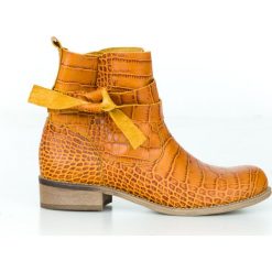 Botki z kokardą - skóra naturalna - model 458 - kolor brąz przypalany. Szare botki damskie Zapato, z jeansu, eleganckie, z okrągłym noskiem, bez obcasa, na płaskiej podeszwie, bez zapięcia. W wyprzedaży za 299,25 zł.