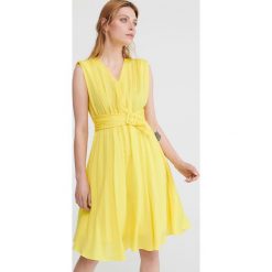 Sukienka w stylu retro - Żółty. Żółte sukienki damskie Reserved, bez wzorów, retro, bez kołnierzyka, bez rękawów. Za 159,99 zł.