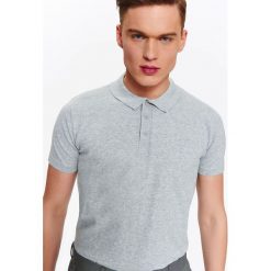 T-SHIRT POLO MĘSKI Z DZIANINY SWETROWEJ. Szare koszulki polo Top Secret, na lato, m, z dzianiny, z krótkim rękawem. Za 34,99 zł.
