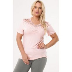 Różowa Bluzka Free Stuff. Różowe bluzki damskie Born2be, xl, z aplikacjami, z dzianiny, bez kołnierzyka, z krótkim rękawem. Za 29,99 zł.