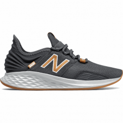 New Balance Fresh Foam Roav Backpack - MROAVBK. Pomarańczowe buty sportowe męskie New Balance, z gumy, bez zapięcia, tenisowe. Za 399,99 zł.