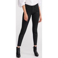 Woskowane jeansy - Czarny. Czarne jeansy damskie Reserved. Za 119,99 zł.