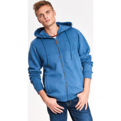 BLUZA MĘSKA ROZPINANA Z KAPTUREM I HAFTOWANĄ APLIKACJĄ. Niebieskie bluzy męskie Top Secret, m, z haftami, z dzianiny, z kapturem, bez rękawów, z kapturem. W wyprzedaży za 99,99 zł.