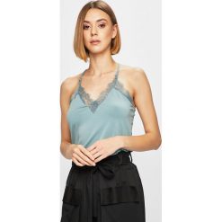 Vero Moda - Top 10185863. Niebieskie bluzki damskie Vero Moda, s, w koronkowe wzory, z dzianiny, casualowe, bez kołnierzyka, bez rękawów. W wyprzedaży za 69,90 zł.