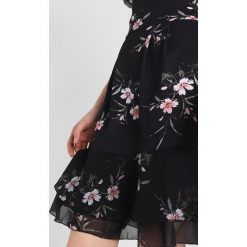Sukienki hiszpanki: WAL G. PRINTED CONTRAST FLUTTER SLEEVES Sukienka z dżerseju black
