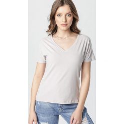 Szary T-shirt Wrafdiff. Szare bluzki damskie Born2be, s, bez wzorów, z dzianiny, bez kołnierzyka, z krótkim rękawem. Za 54,99 zł.