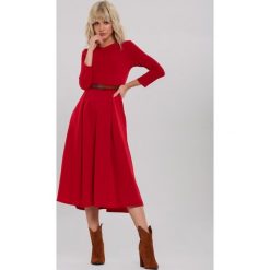 Czerwona Sukienka Hanson. Czerwone sukienki damskie Renee, s, bez wzorów, eleganckie, z okrągłym kołnierzem, bez rękawów, midi, rozkloszowane. Za 99,99 zł.