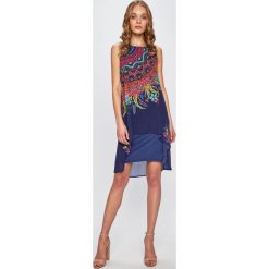 Desigual - Sukienka. Niebieskie sukienki damskie Desigual, na co dzień, bez wzorów, z elastanu, casualowe, z okrągłym kołnierzem, bez rękawów, mini, proste. W wyprzedaży za 299,90 zł.